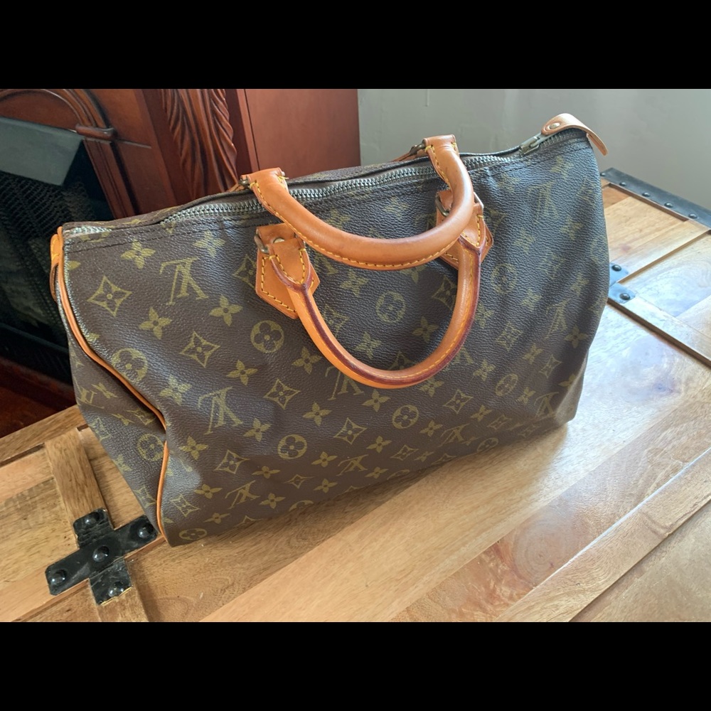 Louis Vuitton Speedy 35 Handbag. - Picture 2 of 16